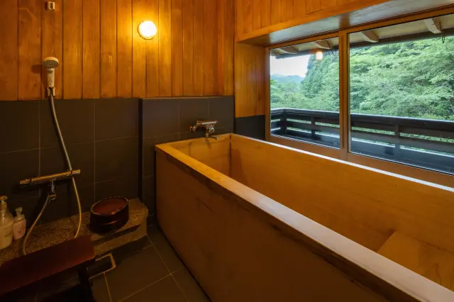 すべての客室に専用風呂を備える