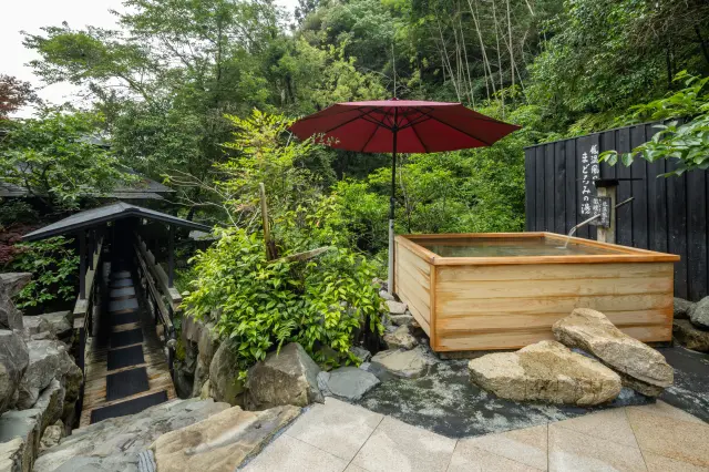 ヒノキの露天風呂は低温の源泉かけ流し
