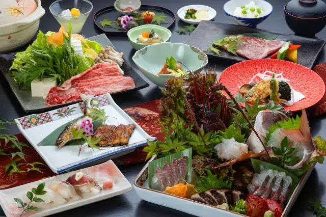 季節の鮮魚などが並ぶ夕食コース