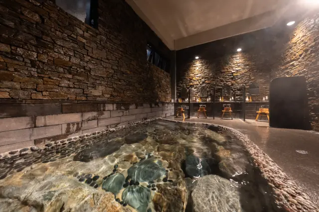源泉の上に造られた大浴場