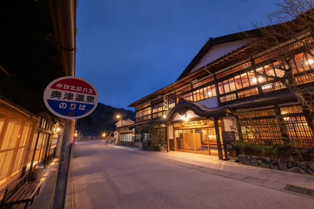 風情ある木造の宿はバス停の目の前