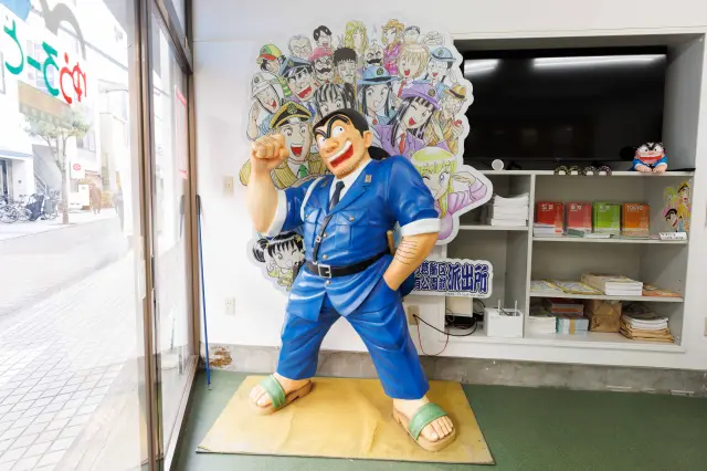 等身大の両津勘吉像は人気フォトスポット