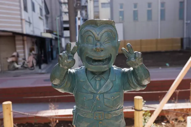 「亀有公園」には「ダブルピース両さん像」
