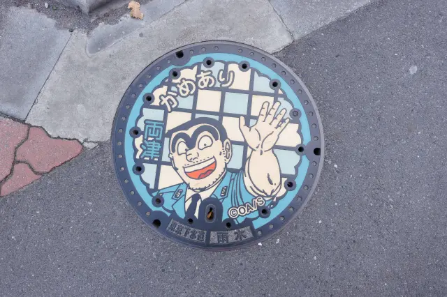 道の途中に現れるデザインマンホール