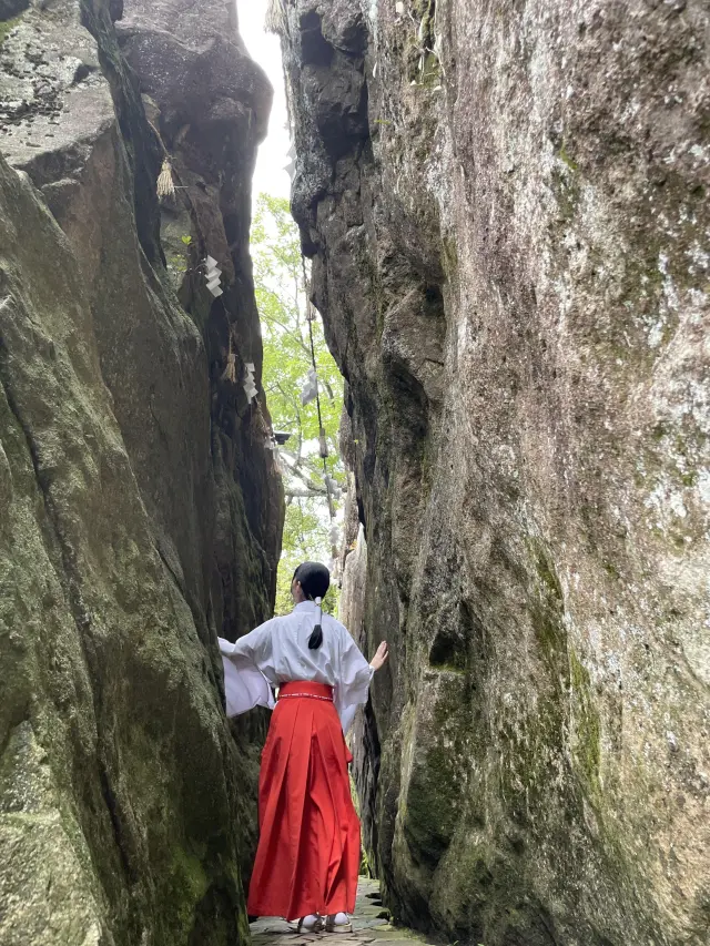 夫婦岩は善良な人が通れば願いが叶い、悪心ある人が通れば挟まれると伝わる