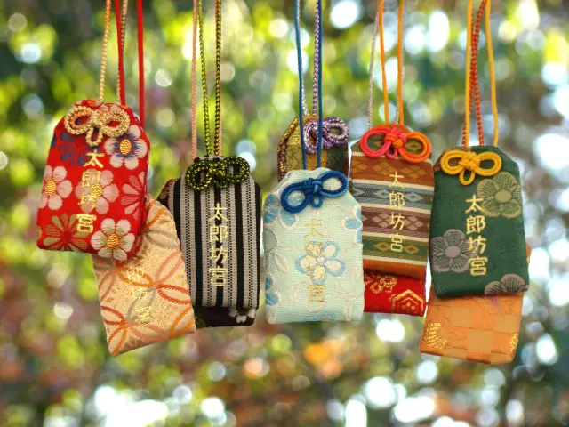 好みのお守り袋、結びひもを選んで願いを込めるお守り作り体験