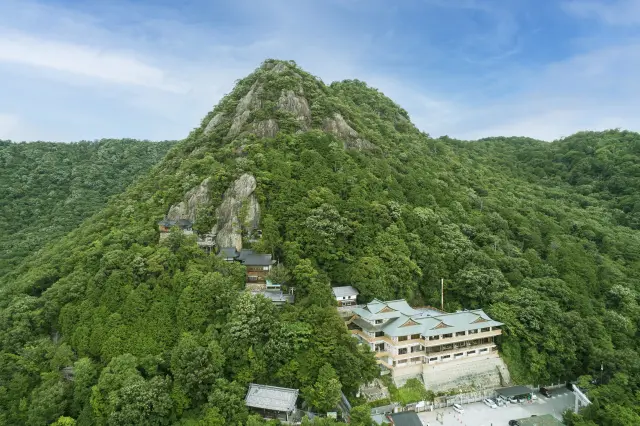 赤神山中腹に鎮座