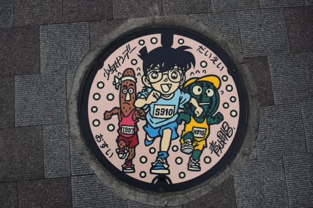 コナンデザインのかわいらしいマンホール