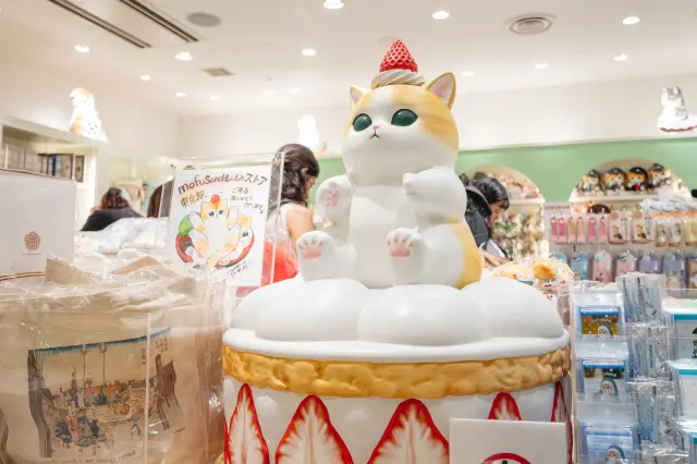 ケーキに座るかわいいにゃんこがお出迎え