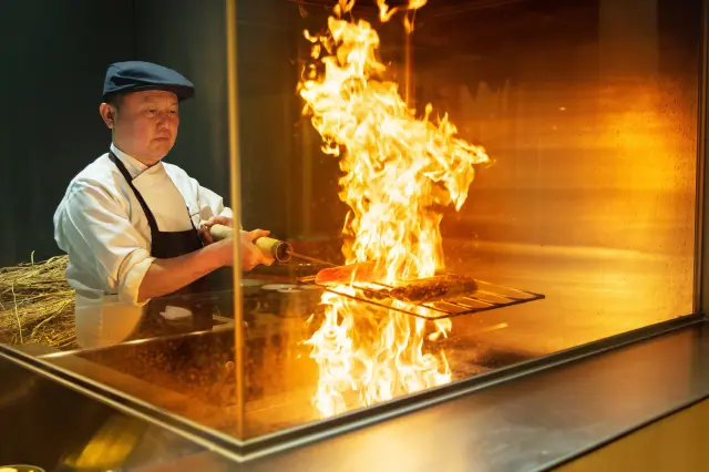 郷土料理と藁焼きも楽しめる