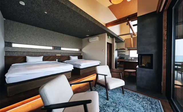 クイーンサイズのベッドを2台備え、4名まで宿泊可能