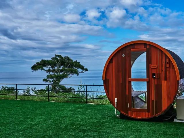 パノラマウィンド付きのバレルサウナ