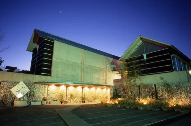 星空の下に佇む洗練された夕暮れ時の外観