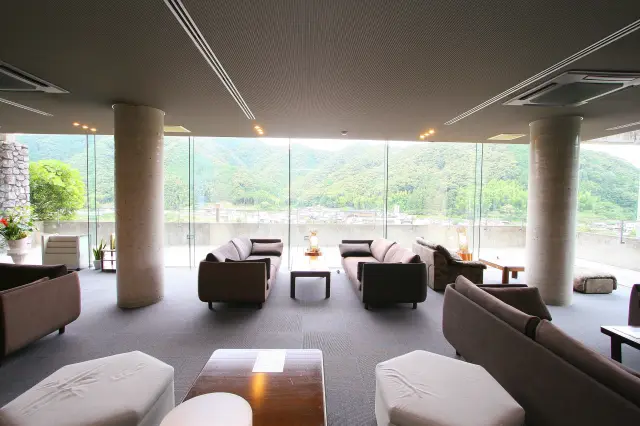 四万十の絶景を望むロビーラウンジ