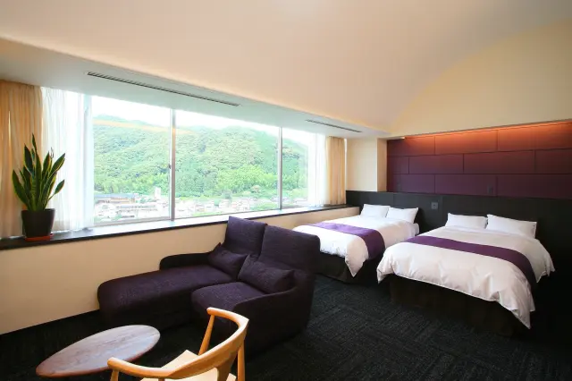 大きな窓から四万十川を望むモダンな客室