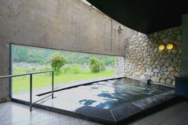 大理石を使った落ち着いた雰囲気の大浴場（写真は女性用）