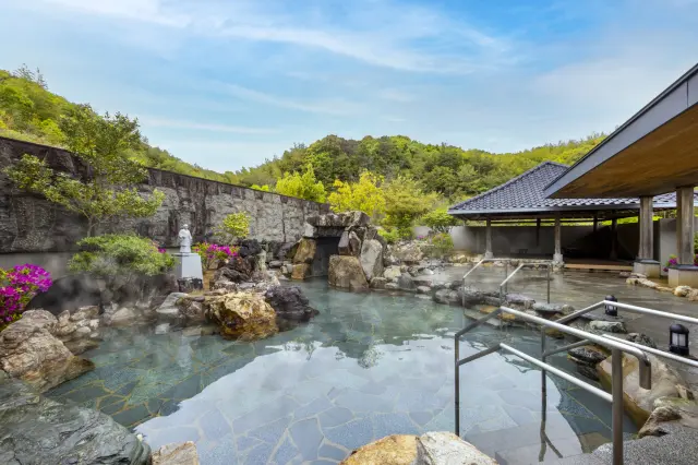露天風呂は自家源泉の「よさこい温泉」