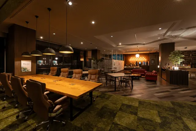 落ち着いた雰囲気のラウンジでゆったり過ごせる