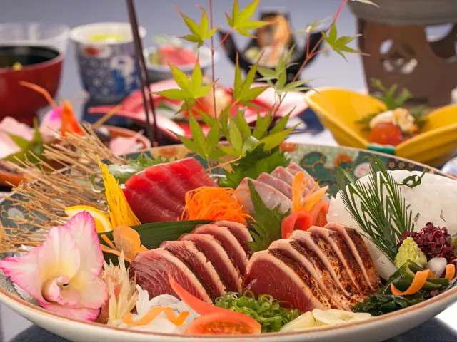 名物「鰹のたたき」などの海の幸を豪快な皿鉢で用意