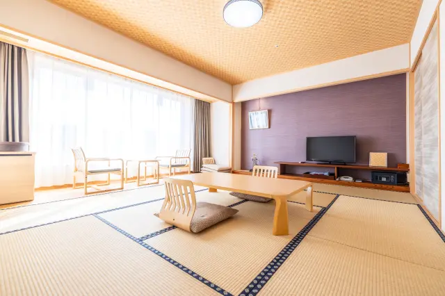 木の温もりと畳の香りが心地よい和室