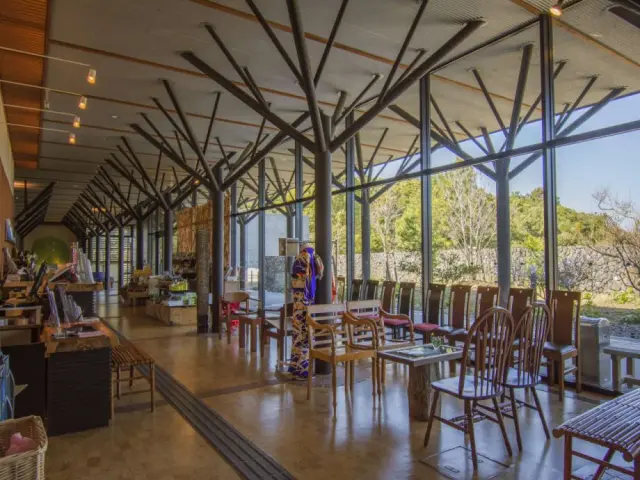 木々を模した柱が印象的なロビー