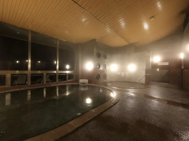 多彩な湯船で旅の疲れを癒やす