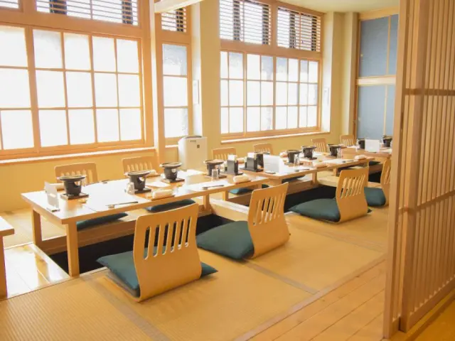 木の温もりを感じる和の食事処