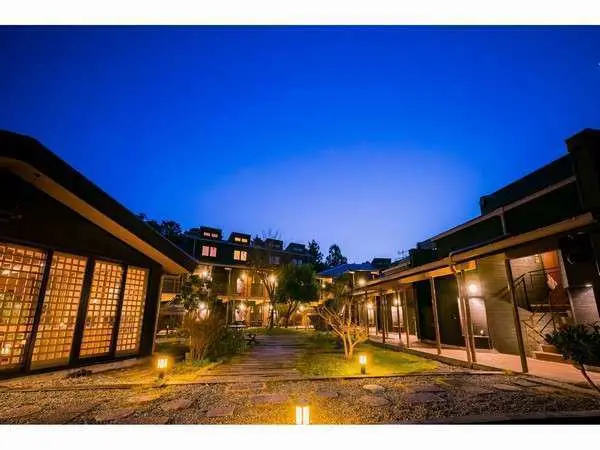 幻想的な光に包まれる夜の中庭