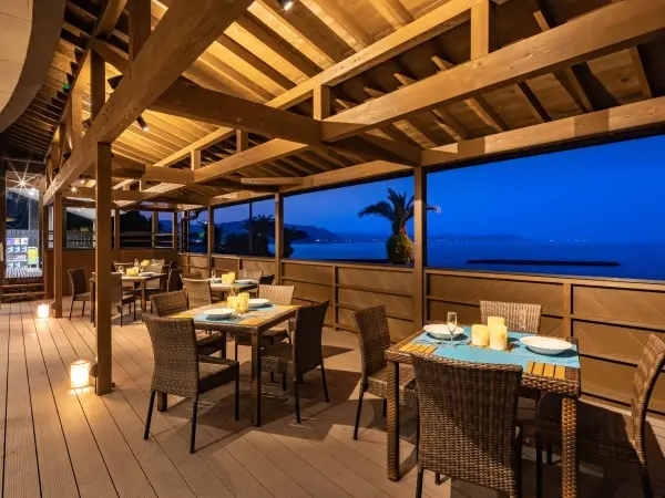 テラス席でゆったり海を眺めながらの食事も