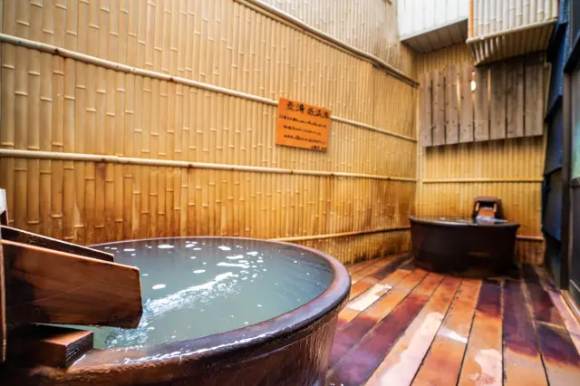 プライベートな空間の源泉掛け流し壺湯