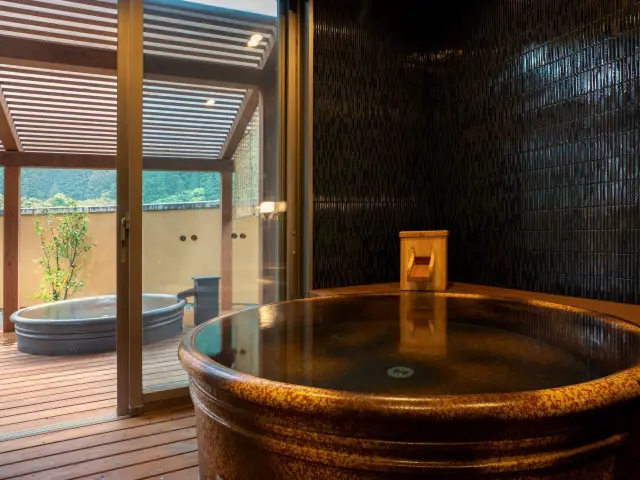 貸切風呂には信楽焼の陶器風呂でプライベートな時間を
