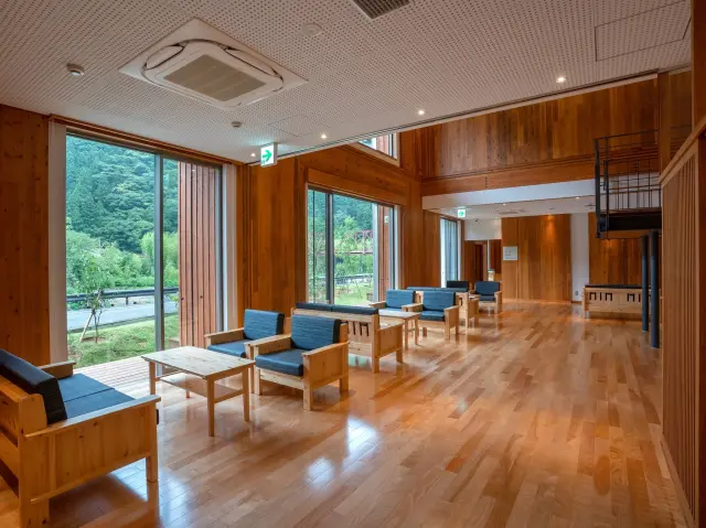 館内は木の温もりがゆったりした時間が流れる