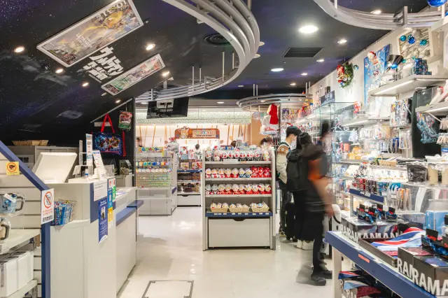 「ウルトラマンワールドＭ78 東京駅店」内観