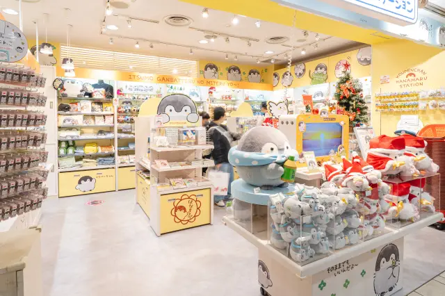大人気アイテムをはじめ、たくさんのグッズが並ぶ