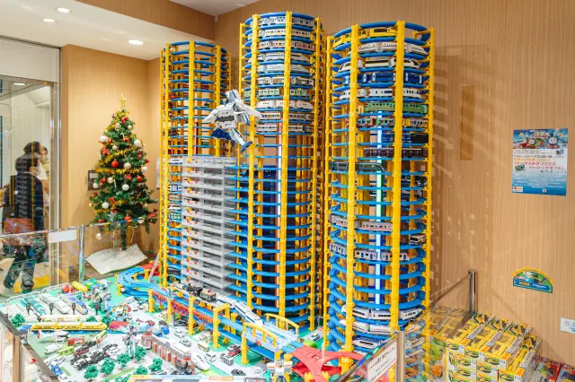 そびえ立つ姿に目を奪われるプラレールタワー