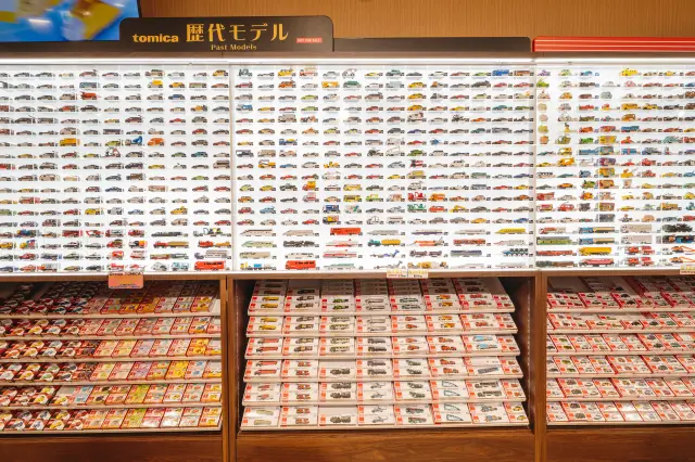 歴代モデルがずらりと並ぶ、迫力のディスプレイ