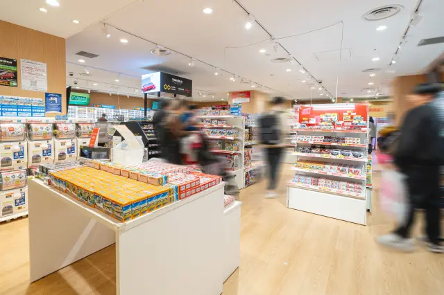 ベビーカーも通りやすいゆとりのある店内