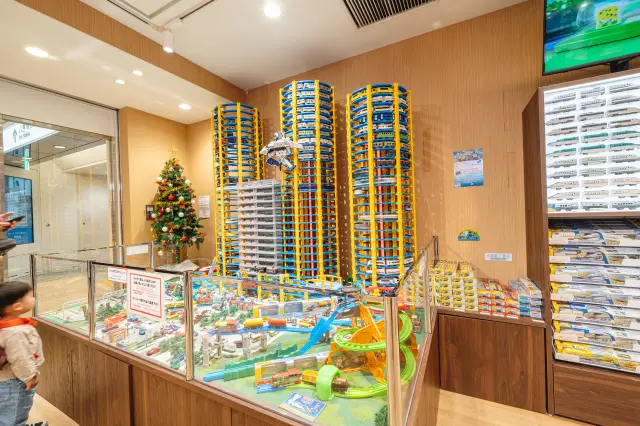 「東京」駅周辺を再現した大型ジオラマ