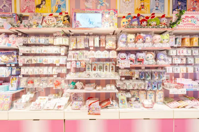 オフィシャルショップならではの豊富なアイテムが並ぶ