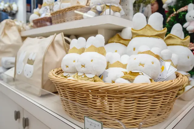 洗練されたミッフィーグッズが並ぶ