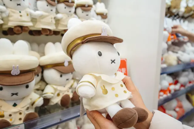 ストア限定の「駅長ミッフィーのぬいぐるみ」