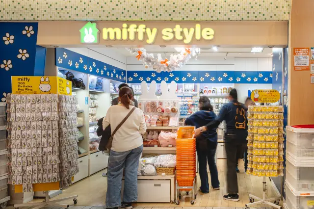 お花のドレスのイラストが施された店舗