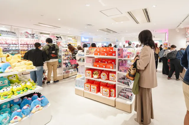 明るく見通しの良い店内