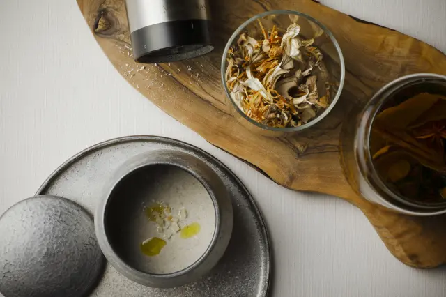 レストランでは地元の旬素材を使ったメニューを提供