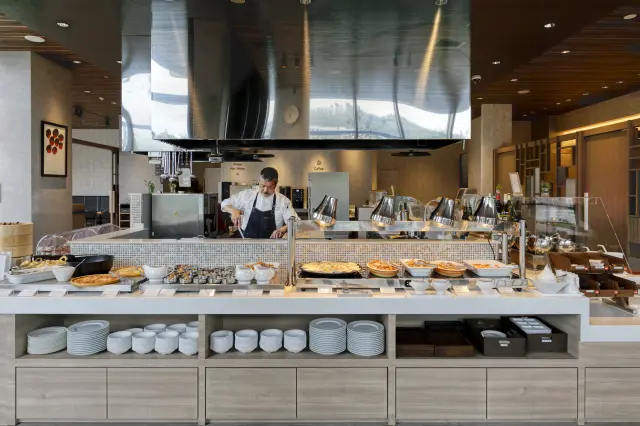 和洋バラエティにとんだメニューを味わえるランチ&ディナービュッフェ