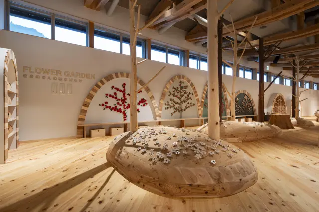 木でできた花が咲く「まきのさんのはなばたけ」