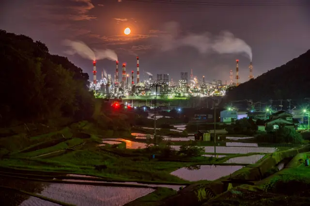 棚田と水島コンビナートのミスマッチが新鮮