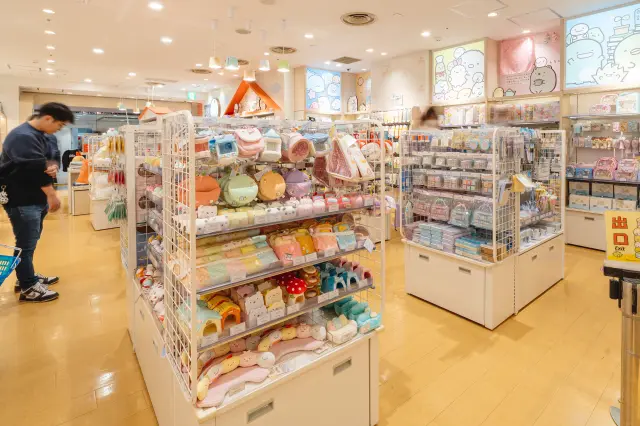 幅広い種類のグッズが揃う店内