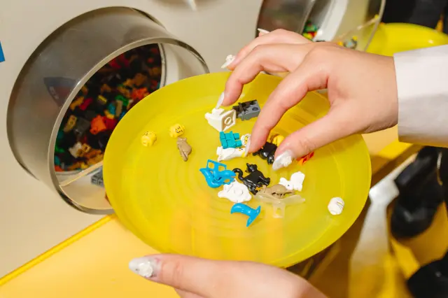 「Build a Minifigure」で好きなパーツを探そう