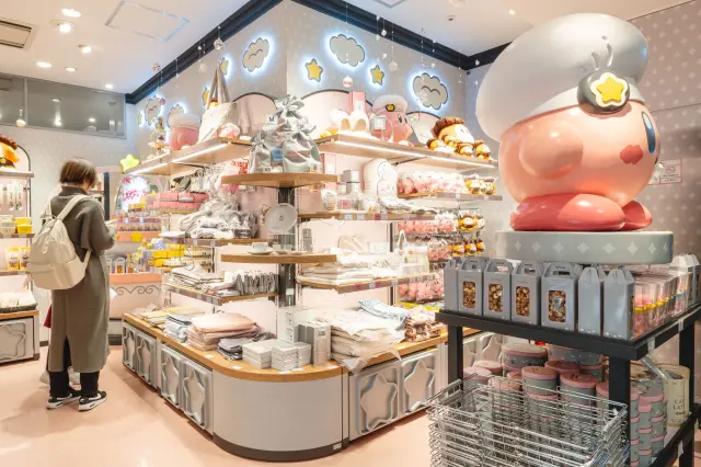 多種多様な商品が並ぶグッズコーナー